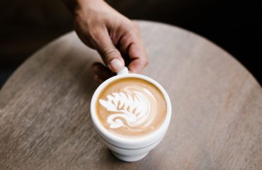 Ako môžu baristi napeniť mlieko do špeciálnej kávy bez použitia pary?