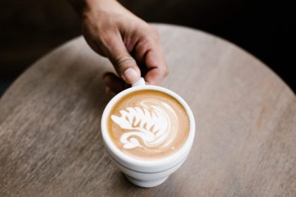 Ako môžu baristi napeniť mlieko do špeciálnej kávy bez použitia pary?